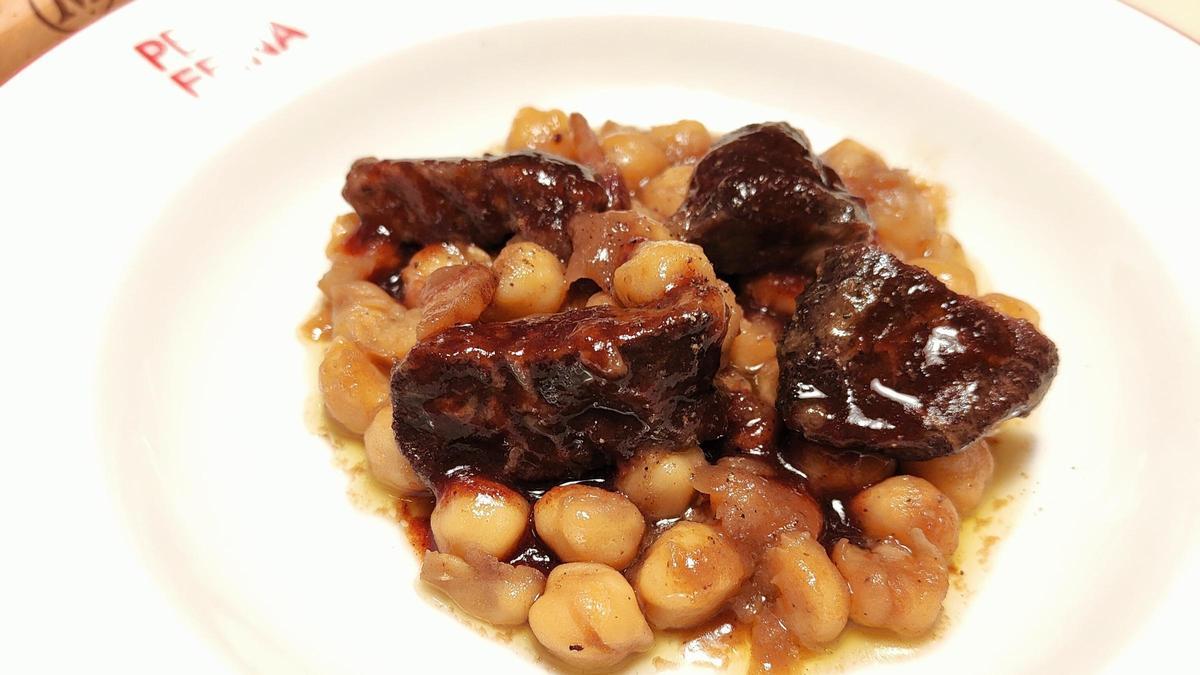Los garbanzos con carrillera del restaurante Per Feina Per Plaer.