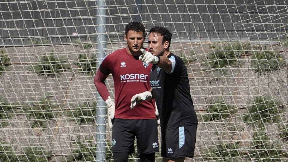 Carlos Gómez, el entrenador de porteros del Castellón, da instrucciones a Romain Matthys, en la Ciudad Deportiva Globeenergy.