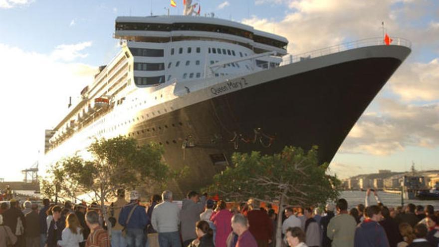 El &#039;Queen Mary 2&#039;, atracado en su primera visita a Las Palmas de Gran Canaria, en enero de 2014. | lp / dlp