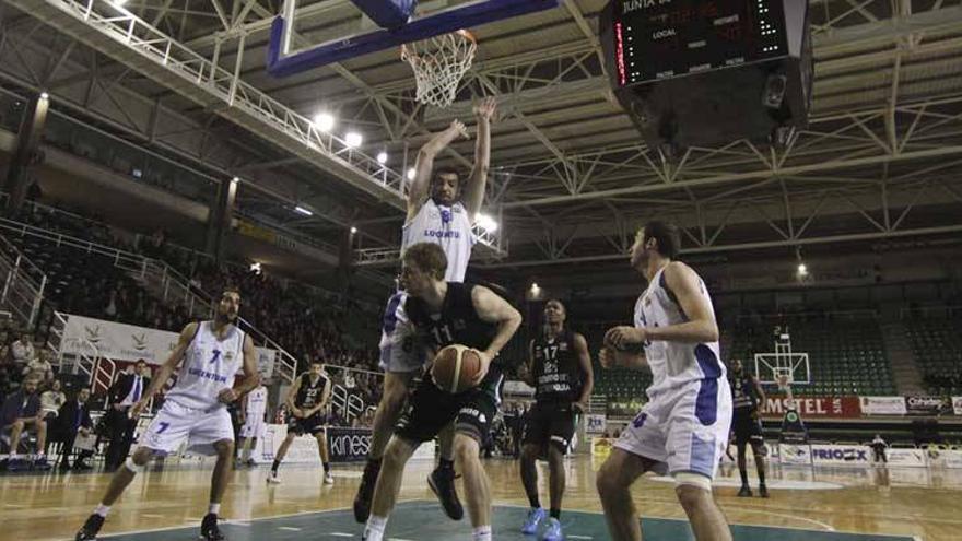 Cáceres y Melilla reviven su &#039;playoff&#039; desde la zona baja