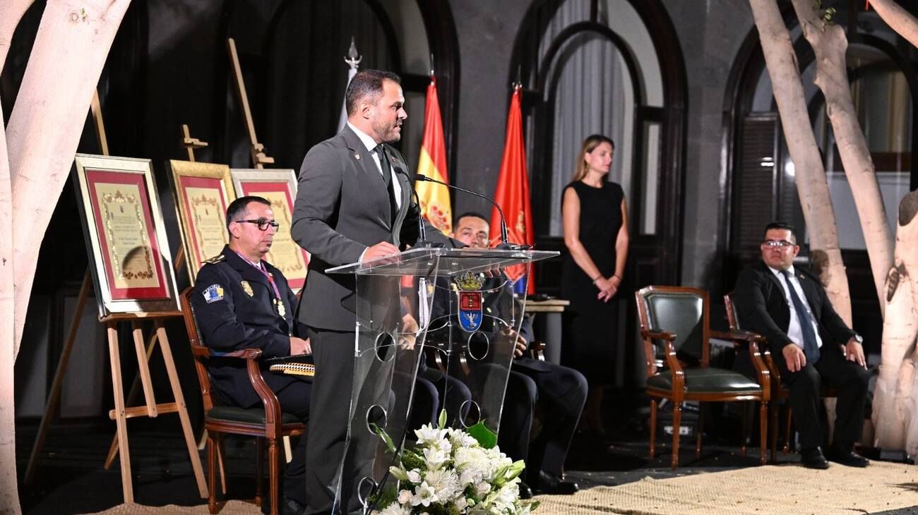 El alcalde de Arrecife, Yonathan de León, durante su intervención en el acto de entrega de las Medallas de la Ciudad.