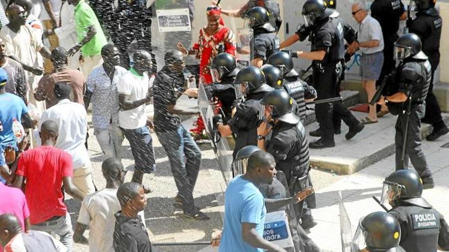 Les escenes de tensió entre policia i ciutadans senegalesos es van repetir al llarg del matí a Salou