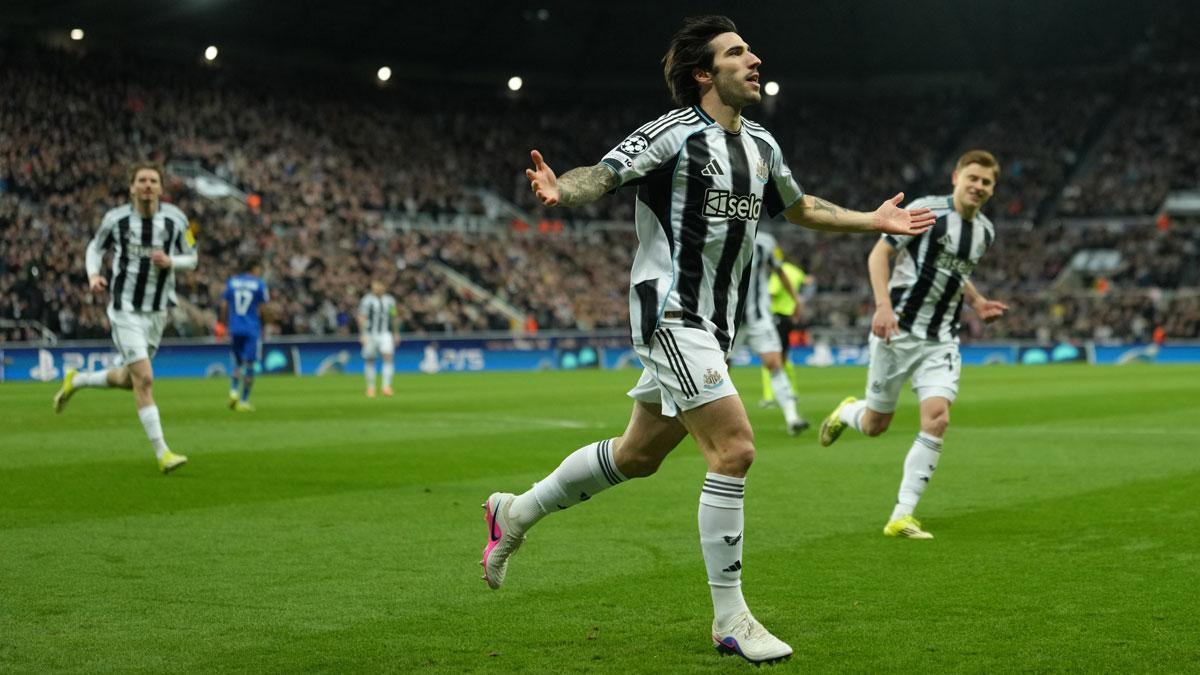 Sandro Tonali celebra su temprano gol contra el Qarabag