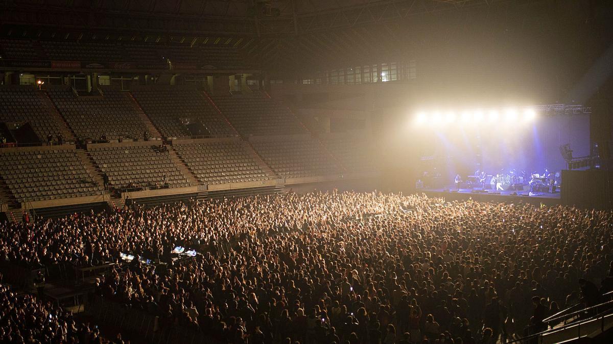 Una imagen del concierto de Love of Lesbian el sábado en el Palau Sant Jordi. | PAU VENTEO (EUROPA PRESS)