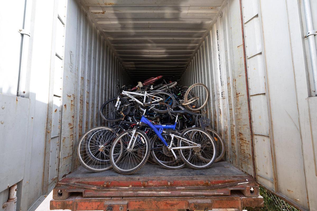Las bicicletas apliadas en el interior del contenedor.