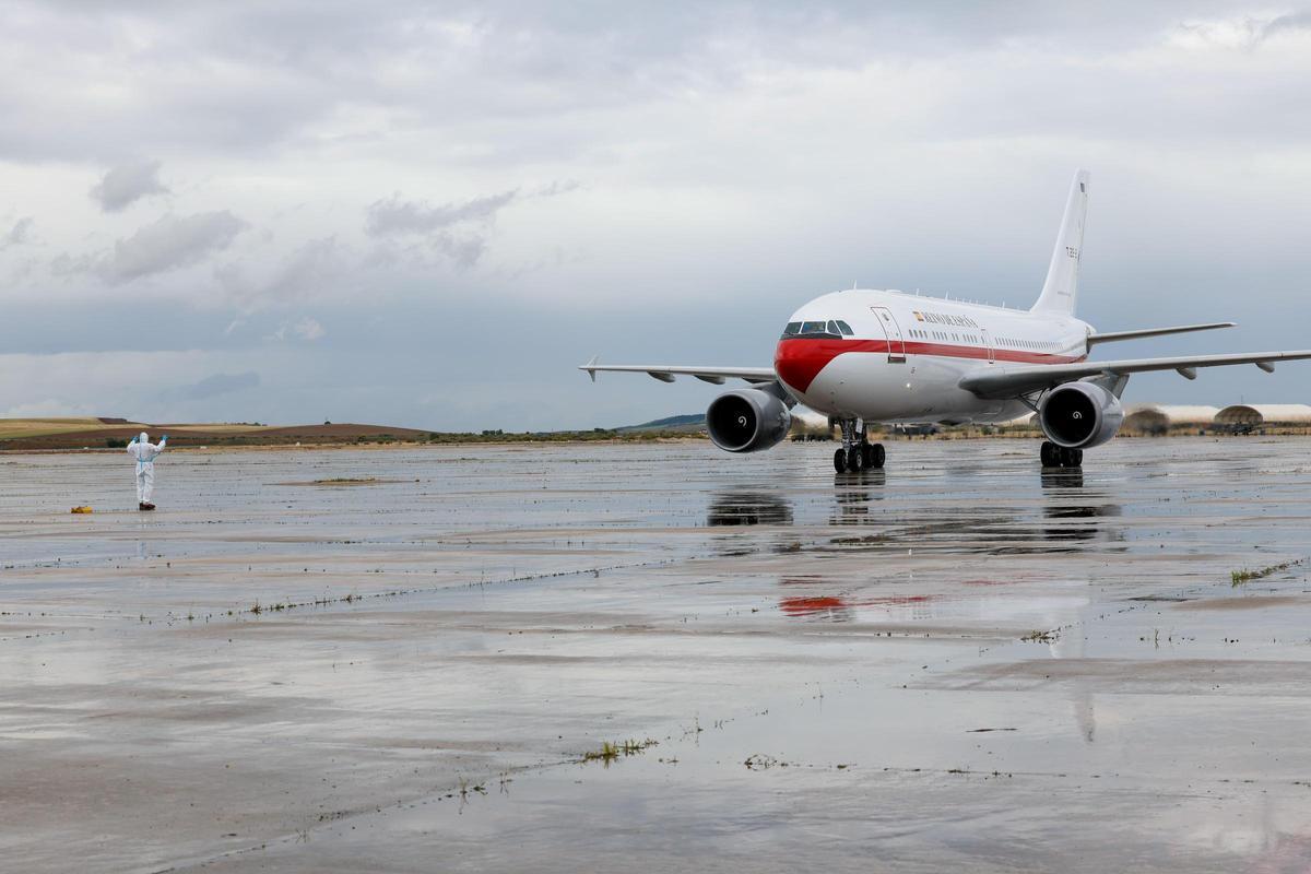 La llegada de los 14 pasajeros españoles del MV Hondius a la base aérea madrileña de Torrejón, en imágenes