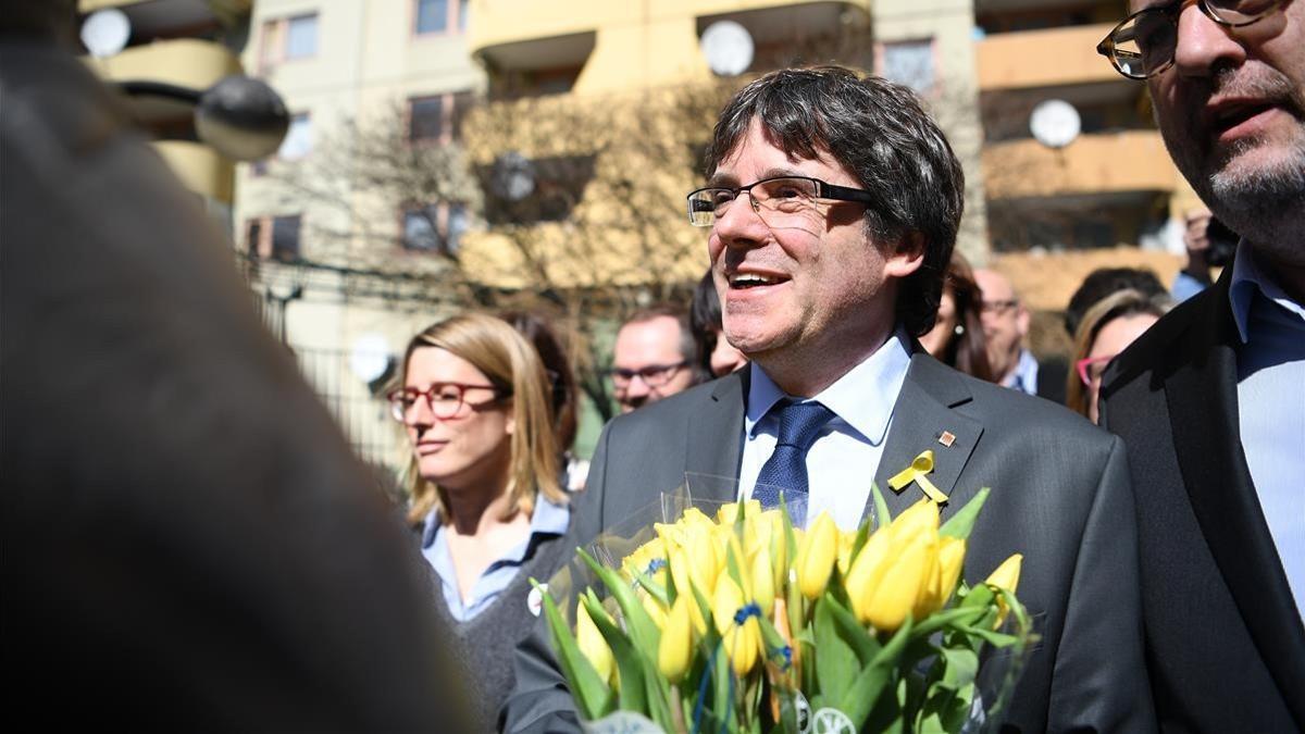 El 'expresident' Carles Puigdemont, con diputados de JxCat, en Berlín el pasado 7 de abril.