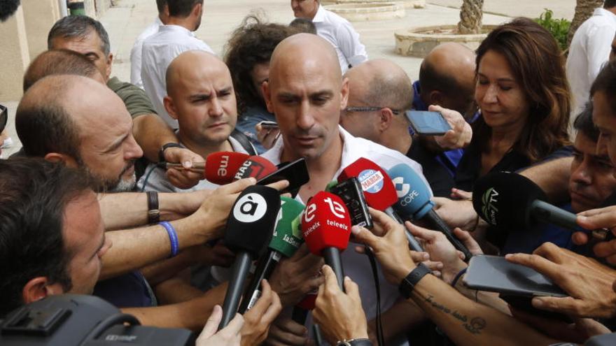 Luis Rubiales, esta mañana, en el CP Mediterrani de Elche