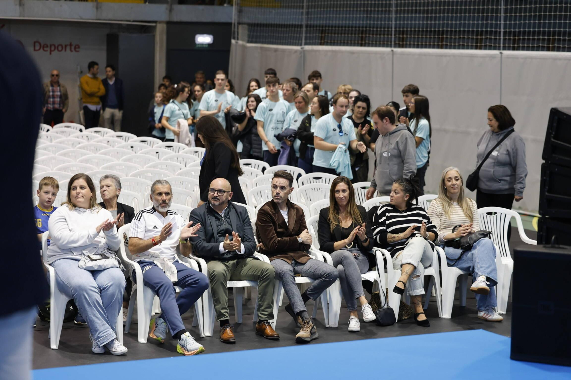 Carolina Marín recibe el cariño de medio millar de deportistas asturianos en Gijón y la visita sorpresa de Saúl Craviotto
