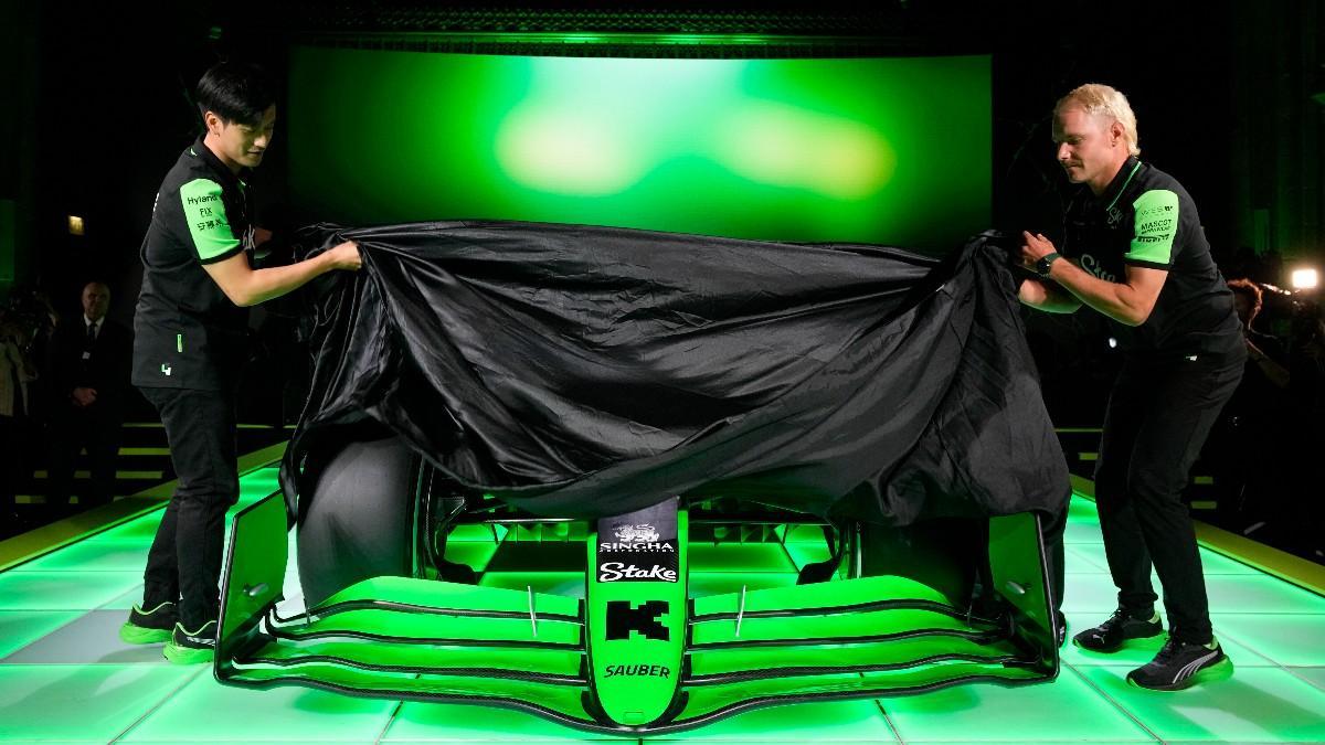 Guanyu Zhou y Valtteri Bottas, en la presentación oficial del equipo el pasado 5 de febrero