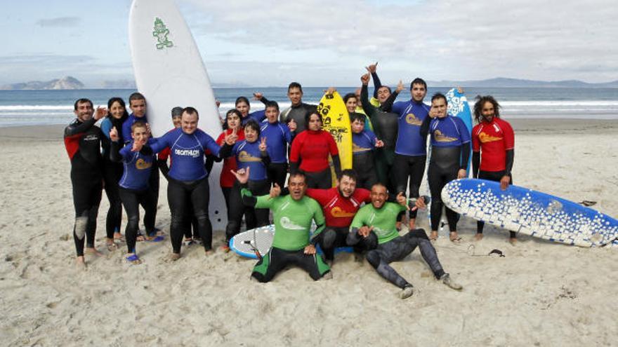 Participantes en el taller de surf organizado ayer en Patos.  // M. G. B.