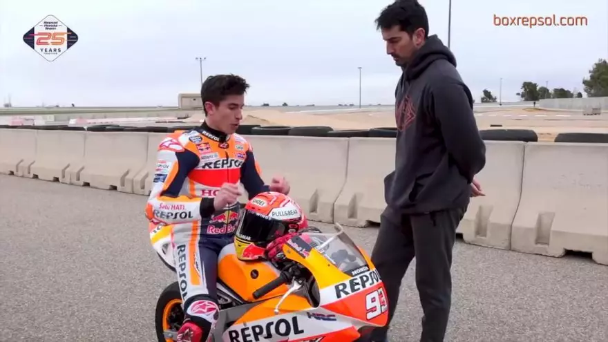 Marc Márquez pilota una mini moto