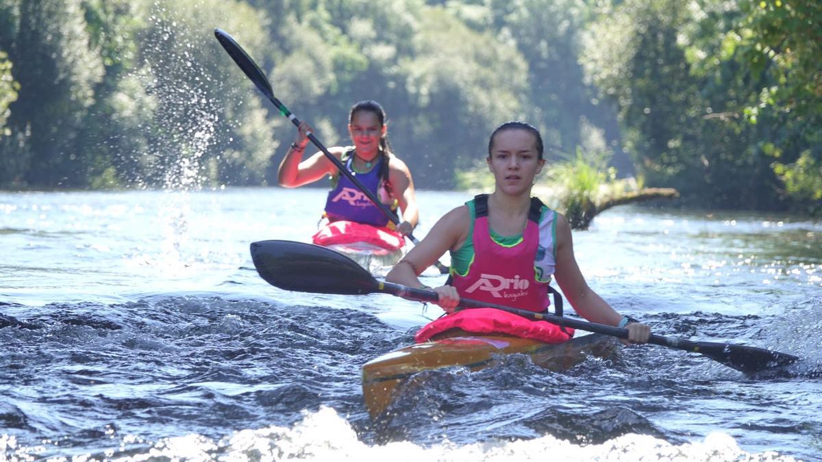 Deportistas amesás practicando deporte