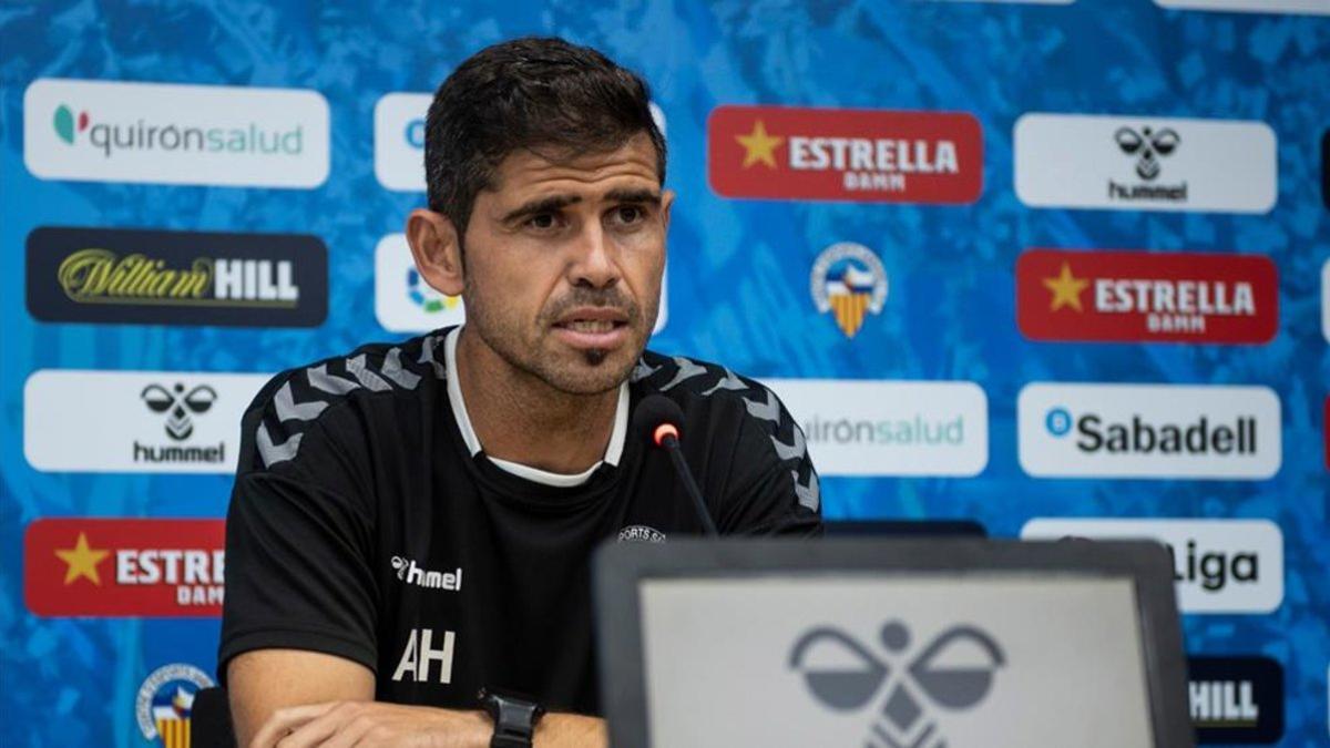 El entrenador del Sabadell, Antonio Hidalgo, en rueda de prensa