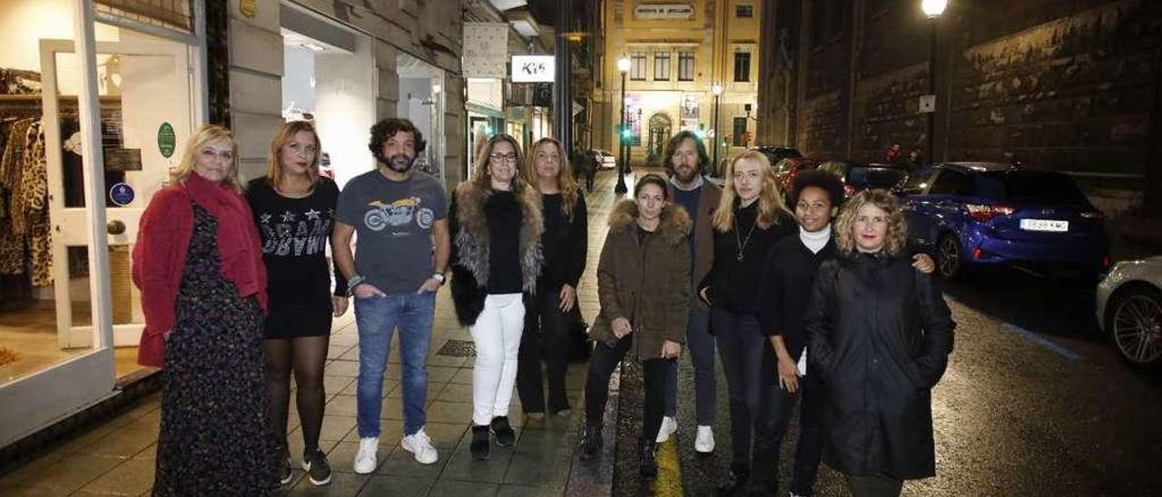 Por la izquierda, Marisa del Castillo, Francis Díaz, Jorge Zapatero, Leticia Mañana, Pilar Vicente, Lucía García, José Suárez, Sara Guerra, Marcela Morcillo y Ana Junquera posan frente a sus negocios en la calle Instituto.