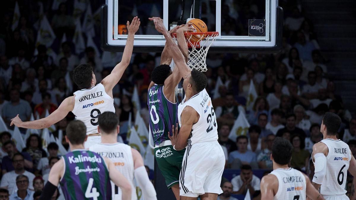 Tyson Pérez machaca el aro ante la defensa de Tavares.
