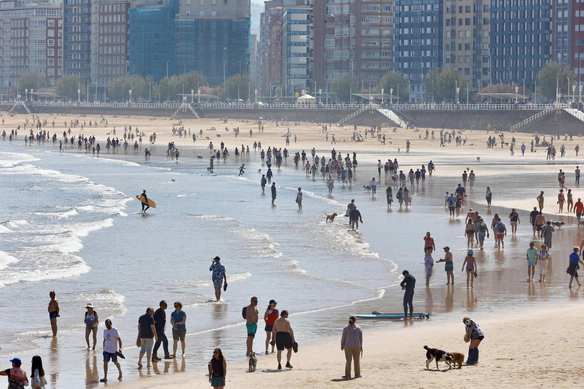 Ambiente playero en Gijón tras otra jornada de sol y calor (en imágenes)