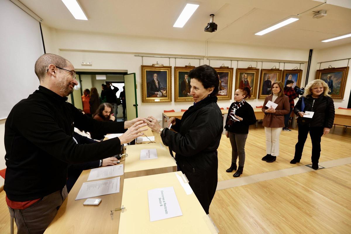 Los primeros electores del Campus de El Cristo, acudiendo a depositar su papeleta.