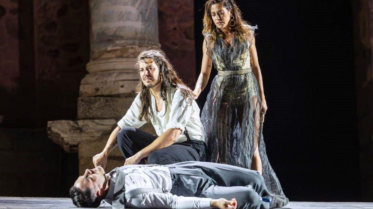 Escena de 'Electra', con María León como protagonista.