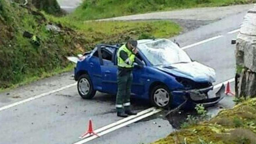 Un coche choca contra un muro en Vilarchán y corta la carretera