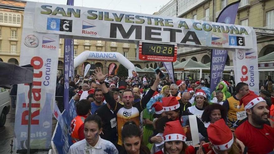 Corredores llegan a meta en la anterior edición de la San Silvestre Coruña.