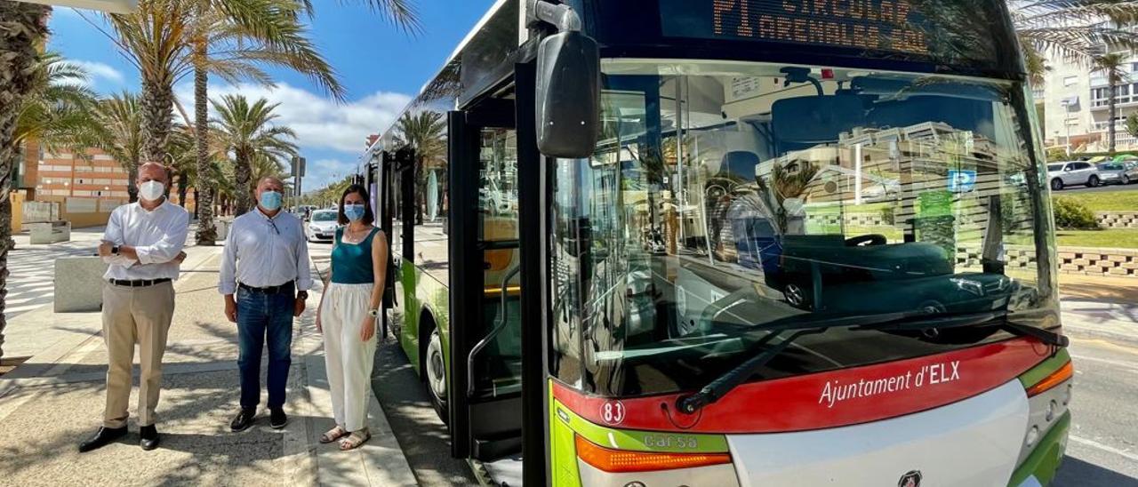 La concejala Esther Díez y el responsable de la empresa, hoy en Arenales