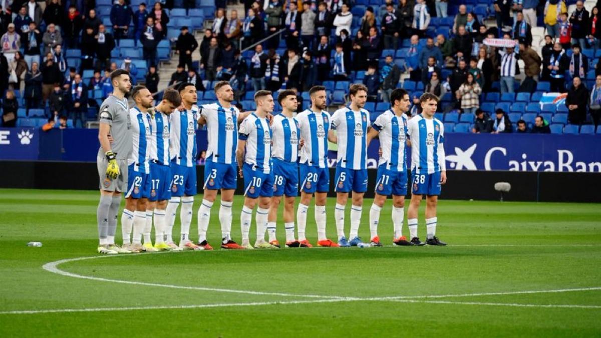 Minuto de silencio en el campo del Espanyol tras la muerte de Rafael Granero.