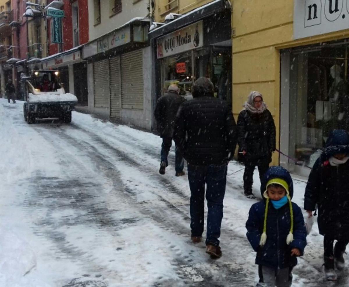 Un vehicle especial treu la neu d’un carrer cèntric de Puigcerdà | FIRMA