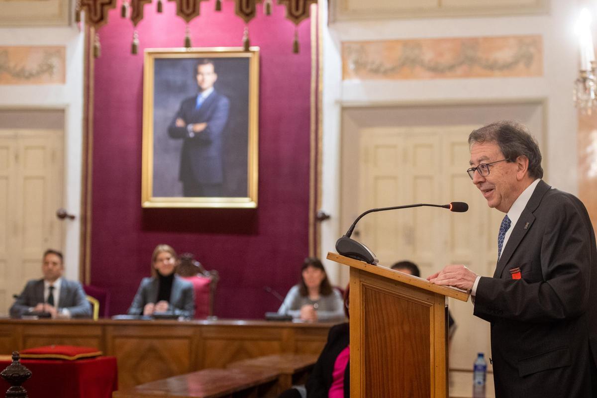 Fernando Galván en el acto de su nombramiento como Hijo Adoptivo