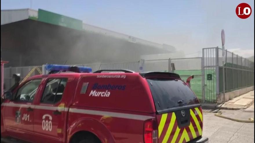 Se desata un espectacular incendio en una nave industrial de Murcia