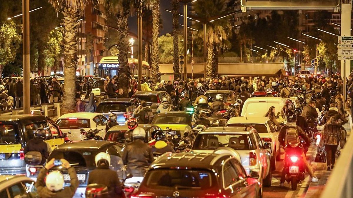 Cientos de conductores atrapados por los manifestantes que han bloqueado la Ronda del Mig.