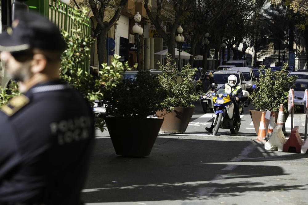 La avenida de la Constitución ya está "libre" de coches.