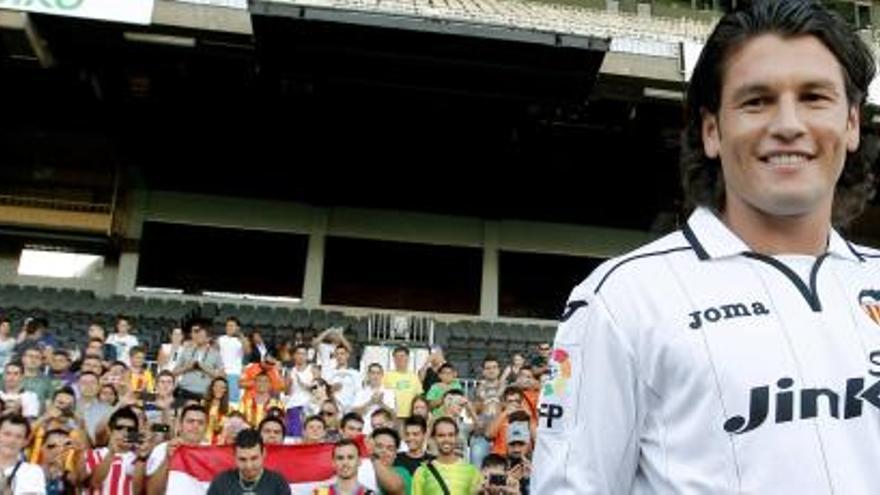 Valdez, con su nueva camiseta del Valencia