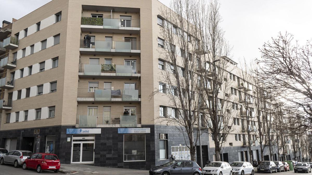 Bloc de pisos de FBEX al carrer Miquel Martí i Pol de Manresa