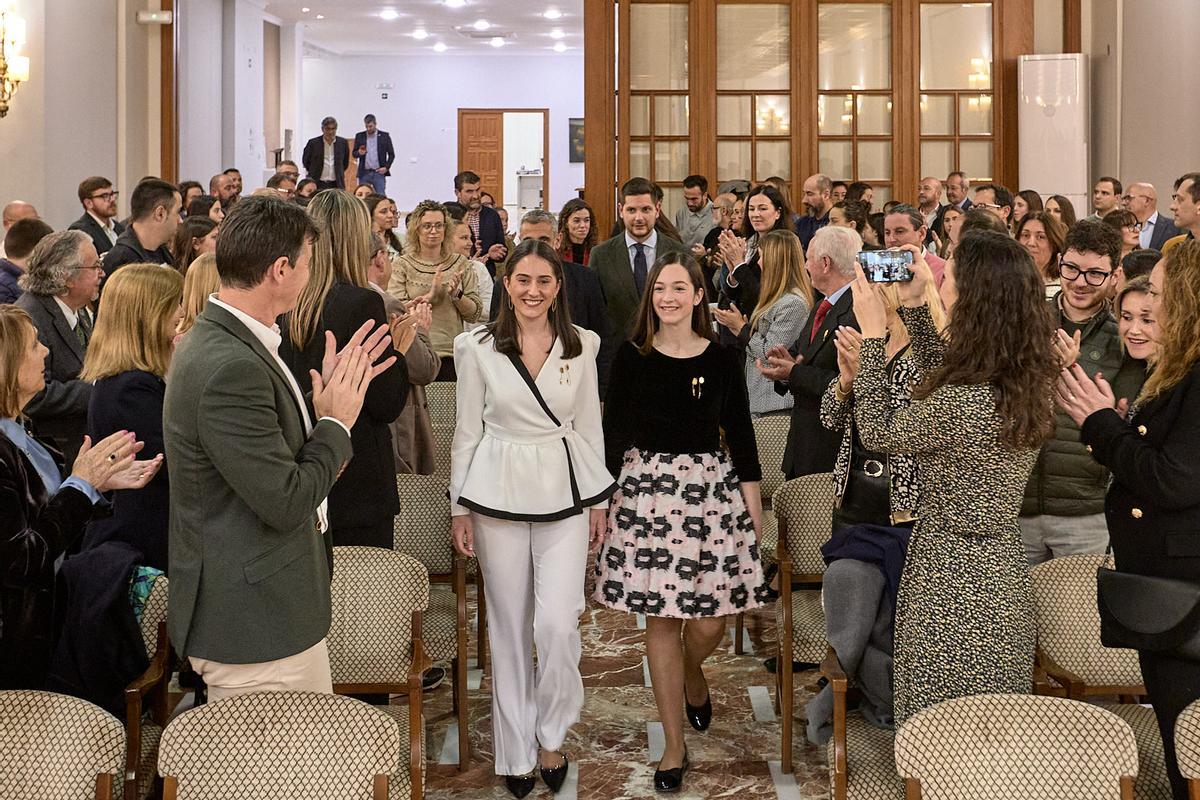 ENTRADA AL SALÓ DE PLENS DE LES FALLERES MAJORS ARIADNA APIO I MARIA CREMADES.