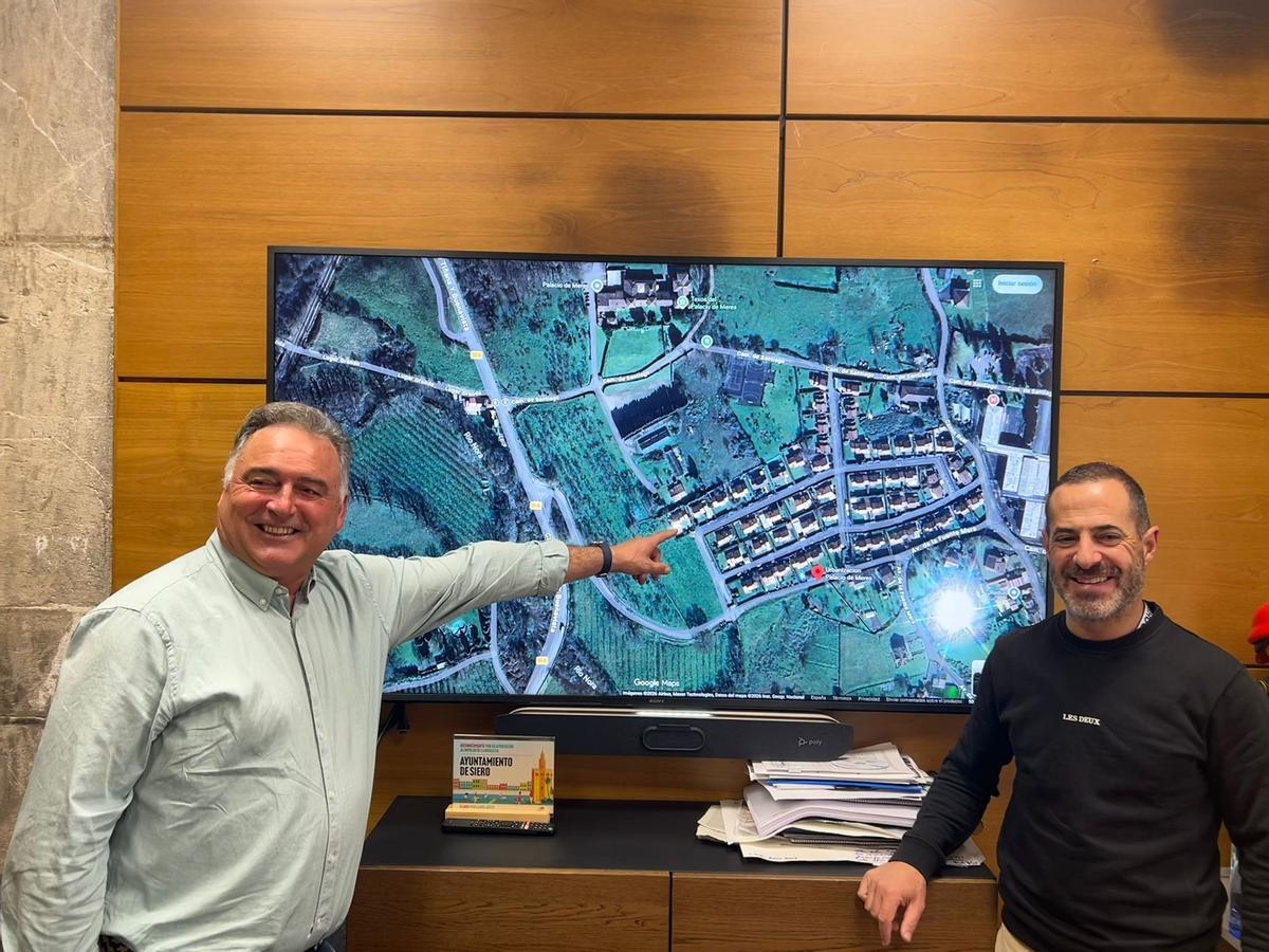 Por la izquierda, Alejandro Villa y Ángel García "Cepi", en la presentación del proyecto de iluminado del acceso a una urbanización en Meres.