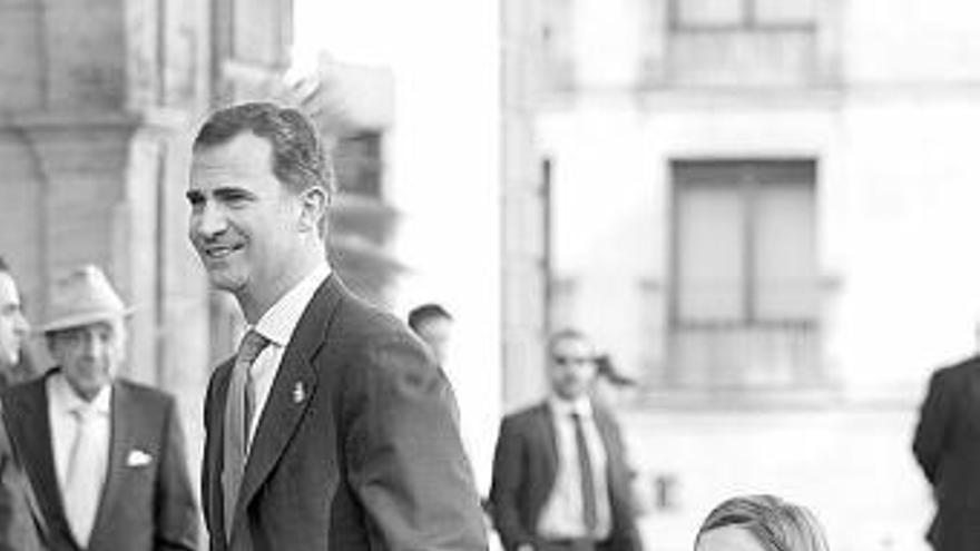 Don Felipe y doña Letizia, ayer, a su llegada al hotel Reconquista.