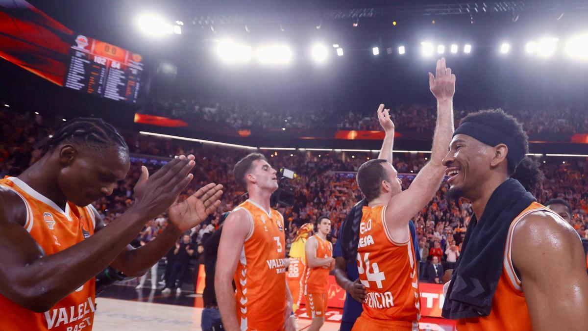 El Valencia Basket celebra su victoria ante el Panathinaikos con la afición