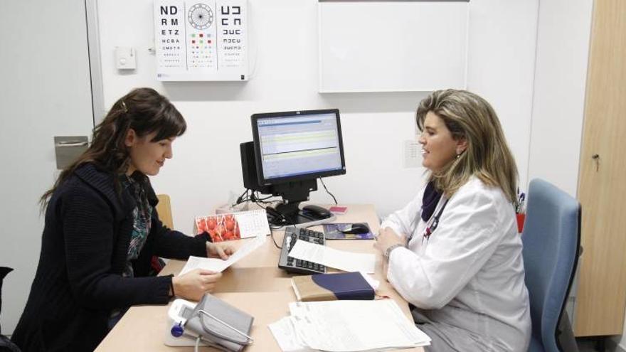 Sindicatos, pacientes y médicos, contra el plus por recetar menos