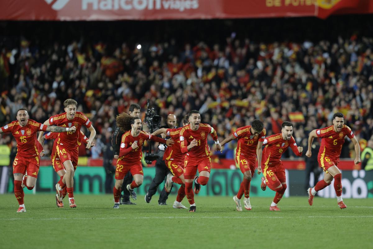 Los jugadores de la selección española celebran la victoria ante Países Bajos, al término del partido de vuelta de los cuartos de final de la Liga de Naciones que las selecciones de España y Países Bajos han disputado en el estadio de Mestalla, en Valencia
