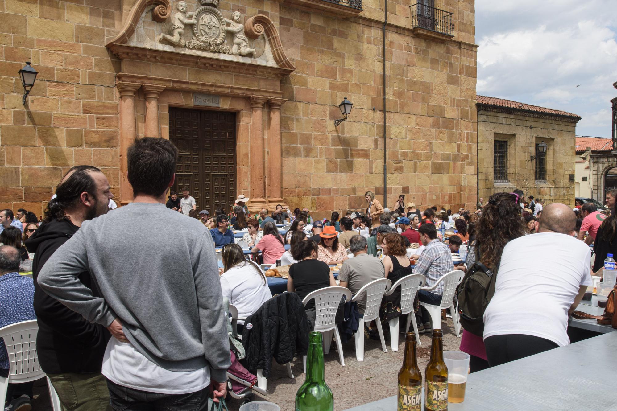 El Antiguo recupera su comida en la calle tres años después