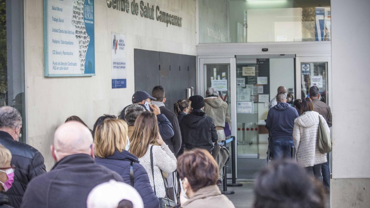 Colas en un centro de salud de Alicante en plena sexta ola.