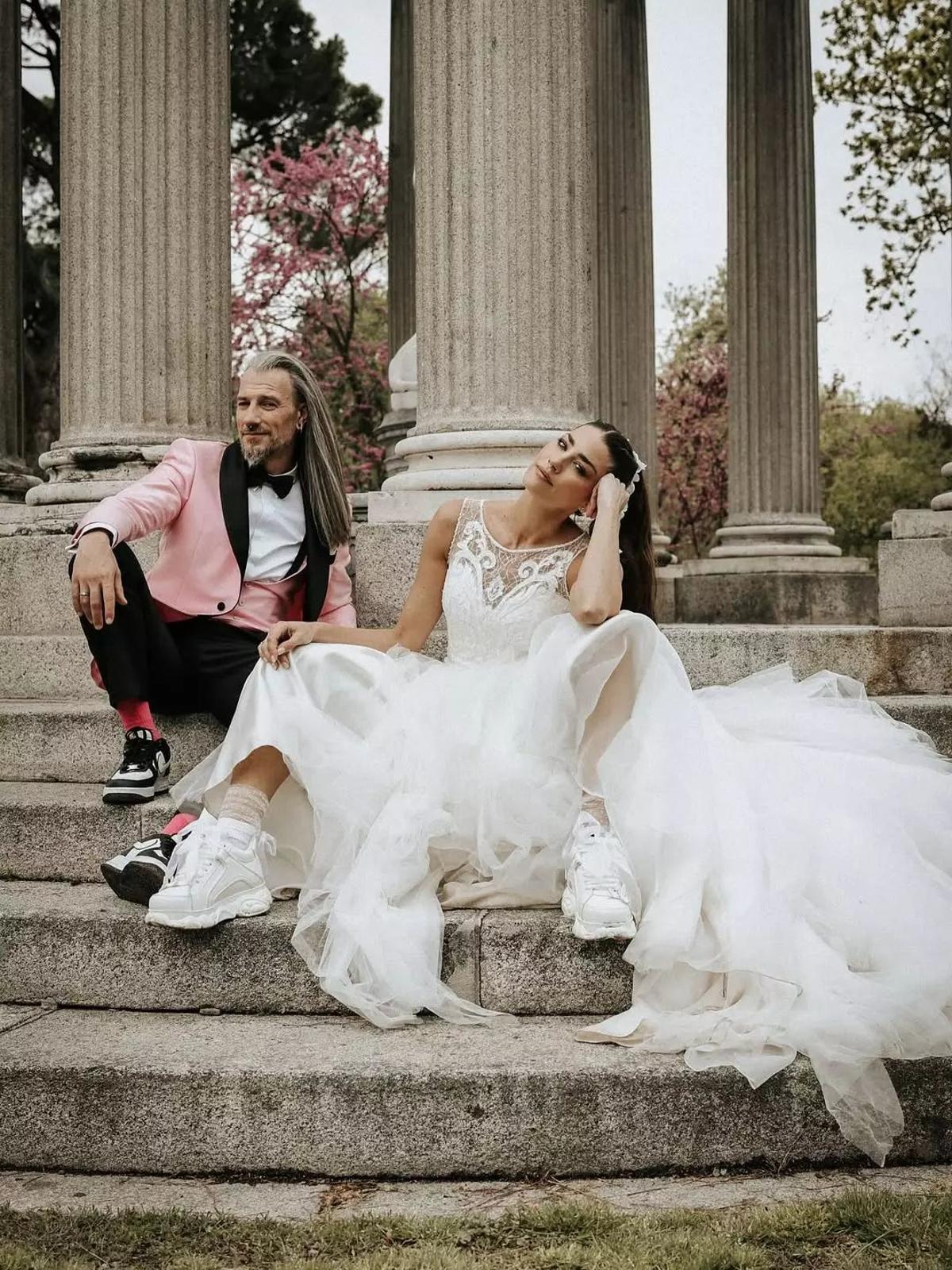 Los looks de los novios, Laura Moure y su marido Kiko.