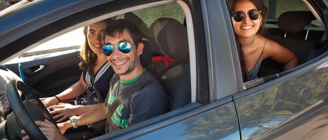 Álvaro Fernández, con su novia y Sara Chicote, detrás, saliendo de Gijón rumbo a Lugo.