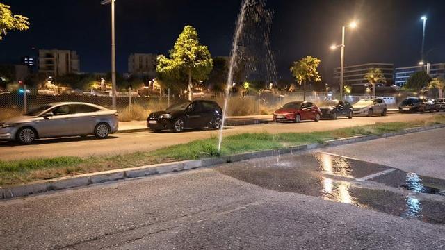 La avería en un aspersor de la calle Callao lanza el agua a la calzada desde hace una semana.