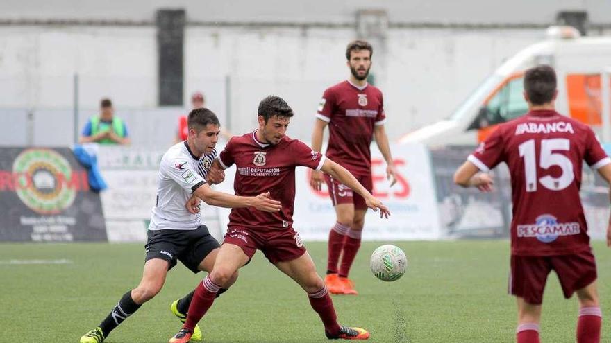 Kevin Presa protege el balón ante la presión de un jugador del Caudal. // Área 11