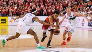 Brandon Taylor frente a Alberto Díaz y Kameron Taylor durante el Manresa - Unicaja