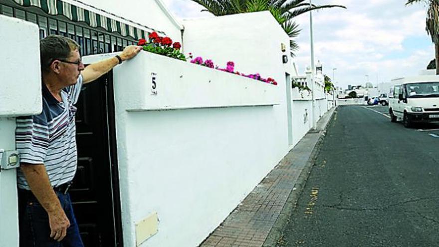 Kristen Haakonsen, ayer, en su domicilio de la calle Isas de Puerto del Carmen, trasera del antiguo local Tropical. | javier fuentes