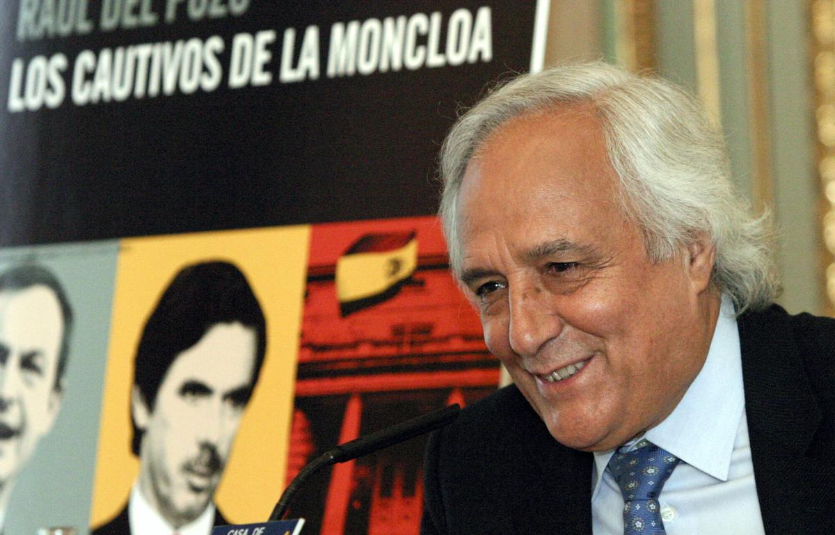 El periodista Raúl del Pozo durante la presentación hoy en Madrid de su último libro "Los cautivos de la Moncloa"