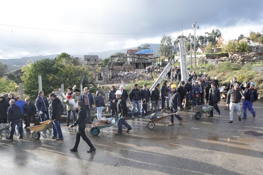 Explosión en Tui (Pontevedra) | Cadena humana para retirar escombros en Paramos